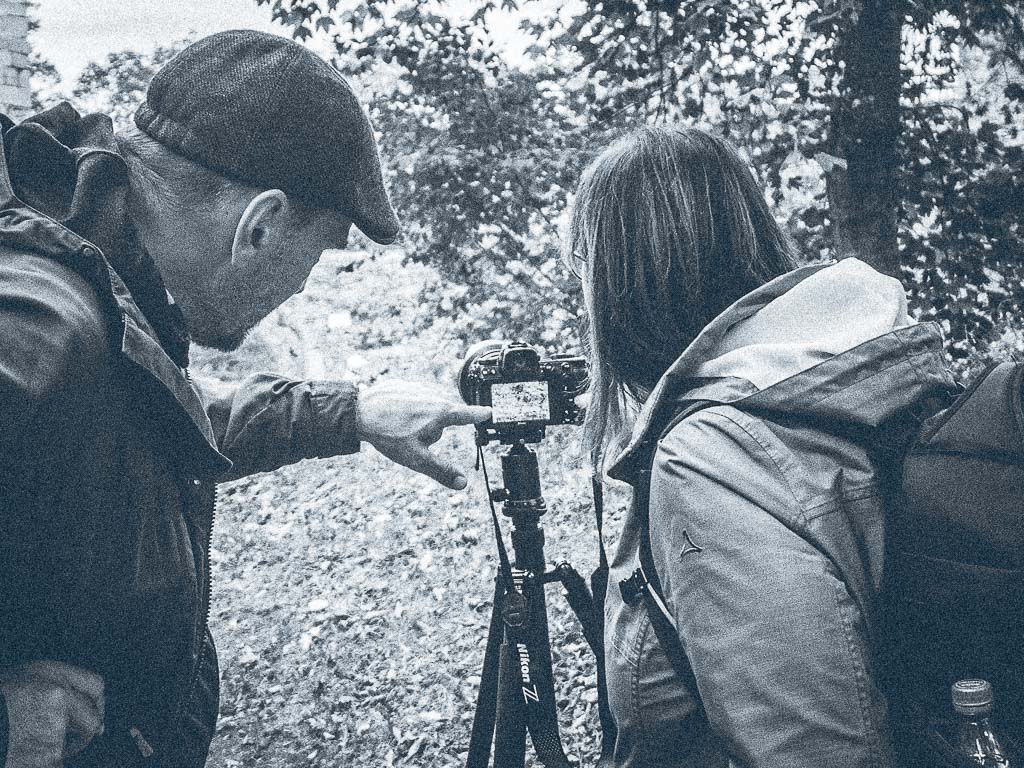 Fotograf Peter Podpera hilft einer Fotokursteilnehmerin beim richtigen Umgang mit einer Digitalkamera